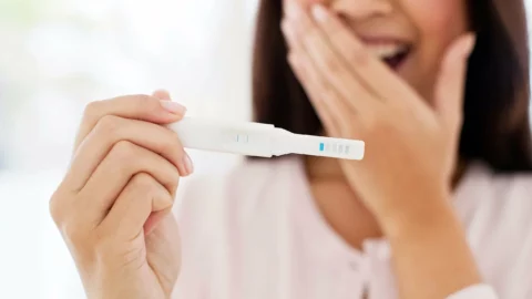 كيفية استخدام اختبار الحمل المنزلي بالصور