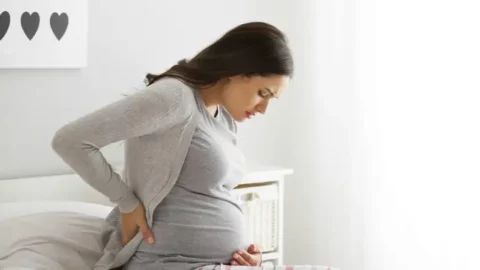 أسباب تمركز الجنين في الجانب الأيمن في الشهر السادس وعلاقته بوضعية النوم للأم الحامل