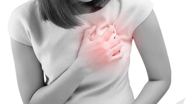 ألم في جهة القلب تحت الثدي ما هو السبب ؟