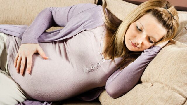 الحامل بتوأم كيف تنام