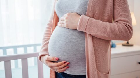 طريقة المشي لتسهيل الولادة متى تبدأ الحامل بالمشي لتسهيل الولادة