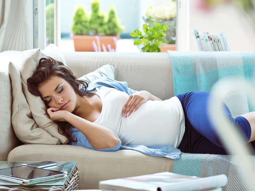 هل النوم على البطن للحامل يضر الجنين