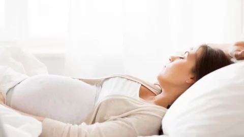 لماذا يتحرك الجنين عند النوم على الظهر
