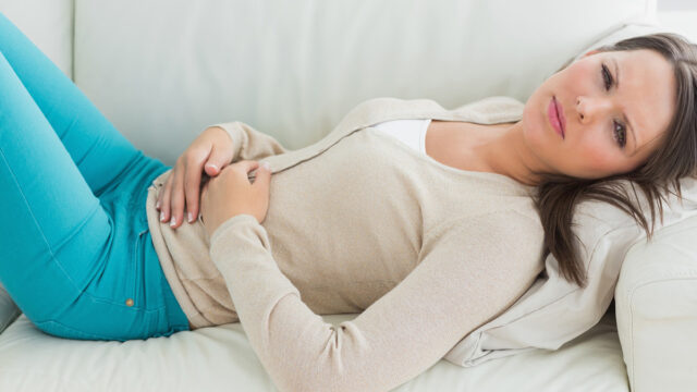 هل نبض البطن من علامات الحمل أم من علامات الدورة ؟ – العلاقة بين نبض تحت السرة ونبض الجنين