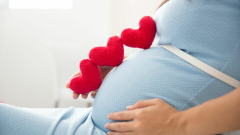 هل زيادة حركة الجنين من علامات الولادة