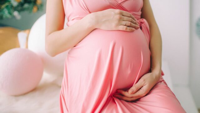 هل الضغط على البطن يضر الجنين – متي يكون الضرب على البطن خطراً على الأم والجنين
