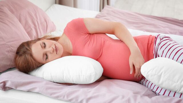 هل النوم على البطن يضر الجنين في الشهر الخامس