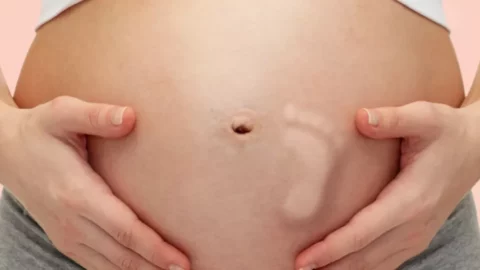 ما هو سبب حركة الجنين اسفل البطن – علاقته بصحة الجنين ونوع الجنين