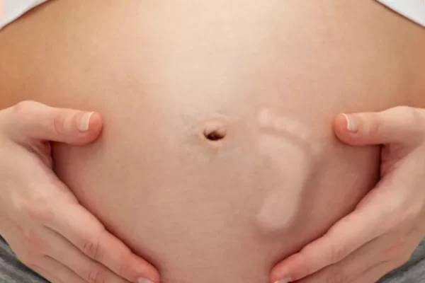 ما هو سبب حركة الجنين اسفل البطن – علاقته بصحة الجنين ونوع الجنين
