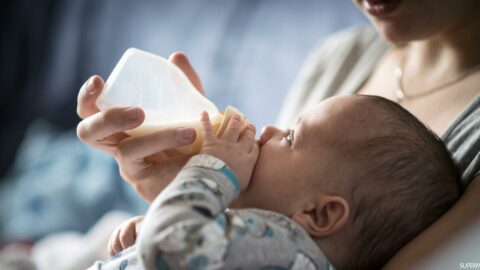 أسباب خروج الحليب من انف الرضيع وعلاجه
