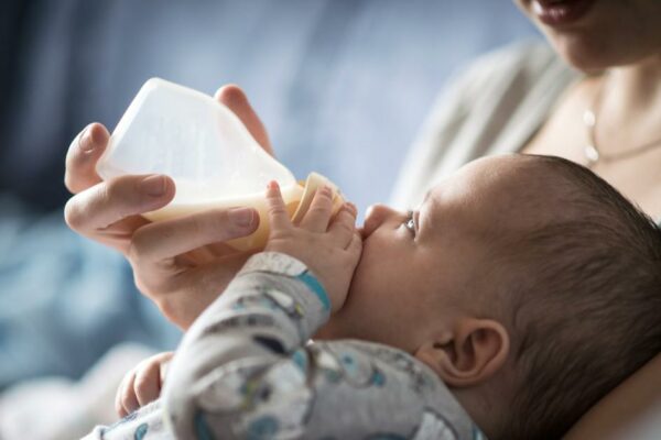 أسباب خروج الحليب من انف الرضيع وعلاجه