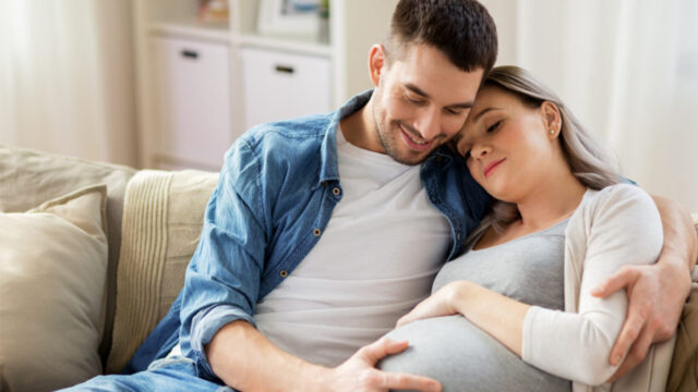 الولادة الطبيعية في المنزل بمساعدة الزوج