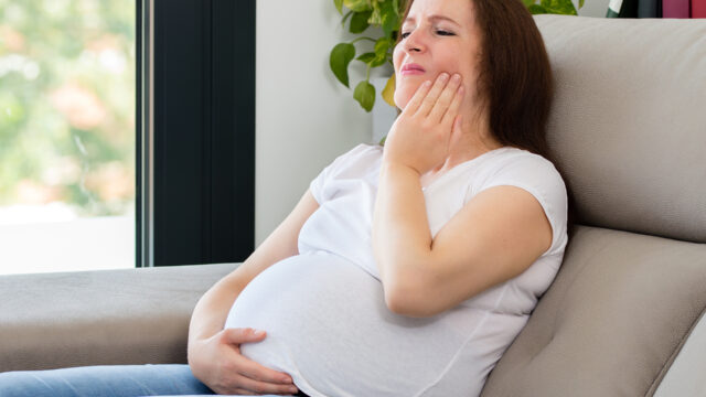 هل الحمل يؤثر على اللثة