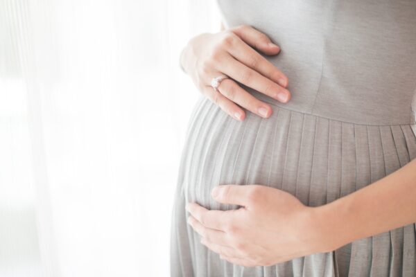 تطور نمو الجنين في نص الشهر السادس وماذا تحس الأم