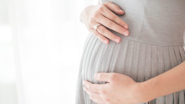 تطور نمو الجنين في نص الشهر السادس وماذا تحس الأم