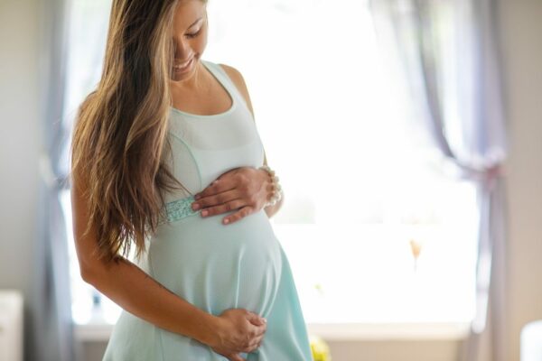 تكيس المبايض والحمل في الشهر الأول هل يستمر وأهم المخاطر المحتملة وعلامات الحمل السليم