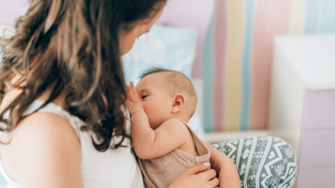 فوائد الرضاعة قبل التطعيم وأهم النصائح