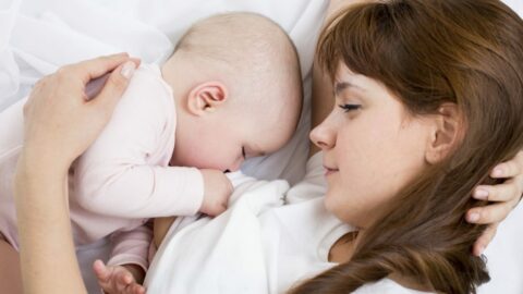 الرضاعة والطفل مستلقي هل تضره – أفضل أوضاع الرضاعة للأم والطفل