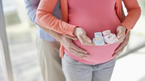 علامات ومخاطر الشهر الخامس في الحمل بتوأم ومراحل نمو الأجنة