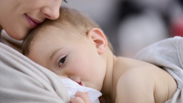 هل حليب الأم يسبب الإمساك لحديثي الولادة وكم مرة يتبرز الطفل الرضيع في اليوم