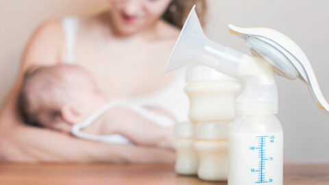 كم مدة صلاحية حليب الأم بعد الشفط خارج الثلاجة وعلامات تدل على فساد الحليب