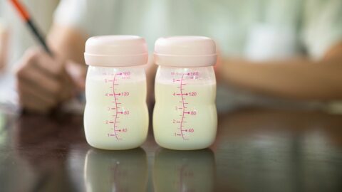 حليب الأم بعد التسخين .. اكتشفي الطريقة الصحيحة لتسخين حليب الأم وهل يجوز تسخين الحليب مرتين